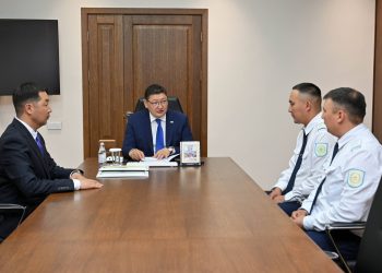 Абай облысының әкімі жоғалған баланы тапқан полицейлерді марапаттады