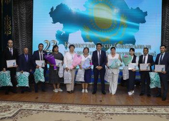 Абыройлы міндет арқалағандар: Көкпектіде мемқызметшілер күні аталып өтті