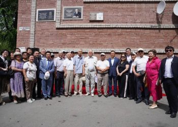 Семейде жазушы Медеу Сәрсекеге ескерткіш тақта қойылды