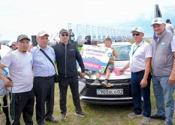 Көкпектідегі тойда көлік үлестірді