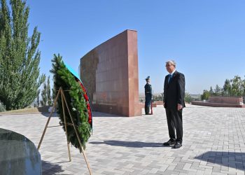 Қасым-Жомарт Тоқаев Бішкектегі «Ата бейіт» тарихи-мемориалдық кешенін зиярат етті