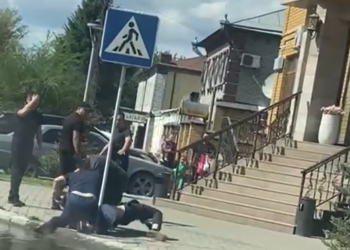 Cемейде үш жігіт бір ер адамды полицияның алдында соққыға жықты