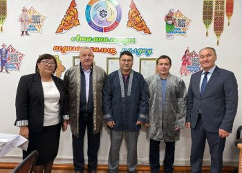 Көкпектідегі білім ордасына тамаша тарту жасады