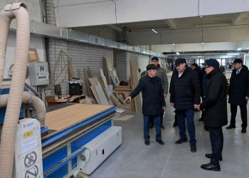 Облыс әкімі корпус жиһазын өндіретін кәсіпорынға барды