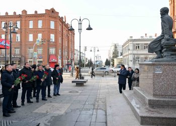 Абай облысының делегациясы Омбыда қазақ зиялыларының ескерткішіне гүл шоқтарын қойды