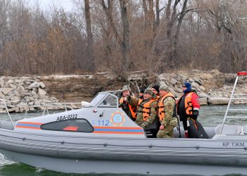 Аймақ басшысы патрульдік катермен қауіпті учаскелерді бақылады