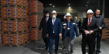 Облыс әкімі Семейдегі ірі өндіріс орындарын аралады