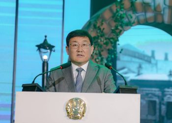 Семей әкімі ұстаздарды кәсіби мерекесімен құттықтады